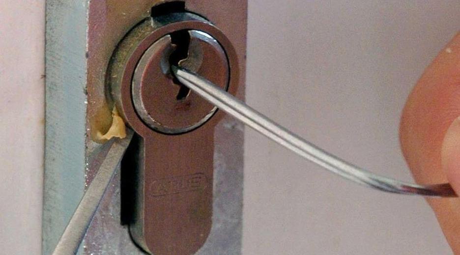 Schlüsseldienst öffnet Türschloss