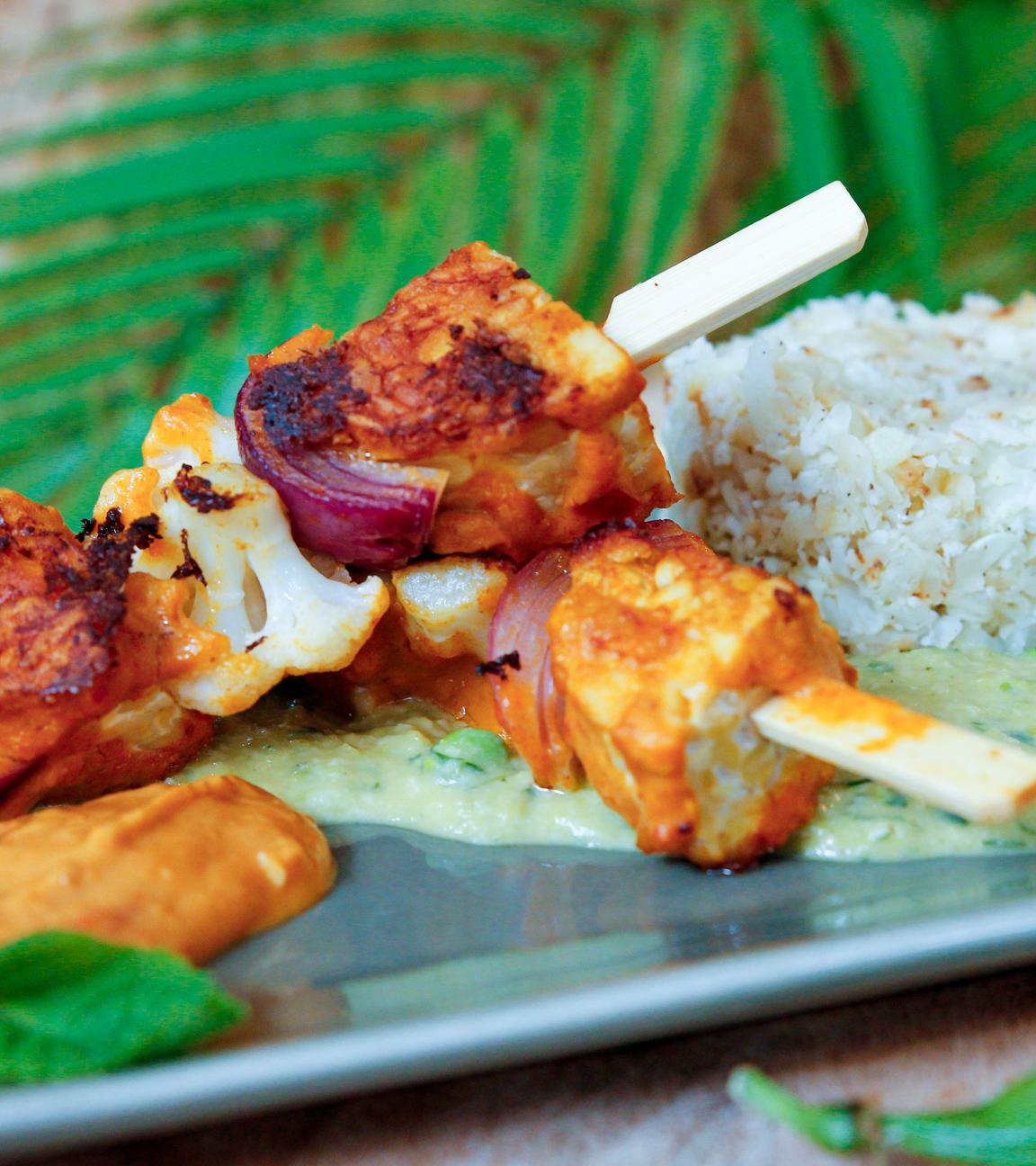 Tempeh-Spieße mit Erbsensauce und Blumenkohlreis