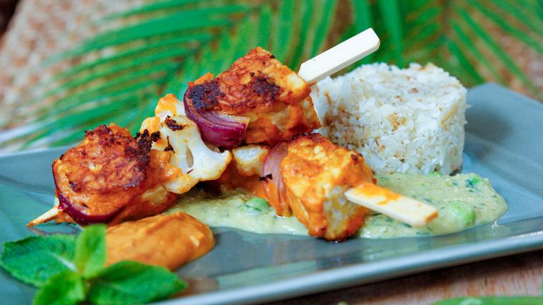 Tempeh-Spieße mit Erbsensauce und Blumenkohlreis
