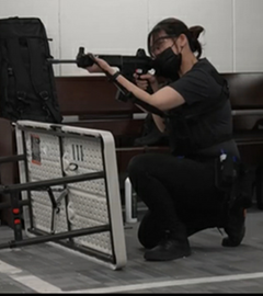 Taiwanesische Frau übt mit Softair-Gewehr das Schießen für den Ernstfall