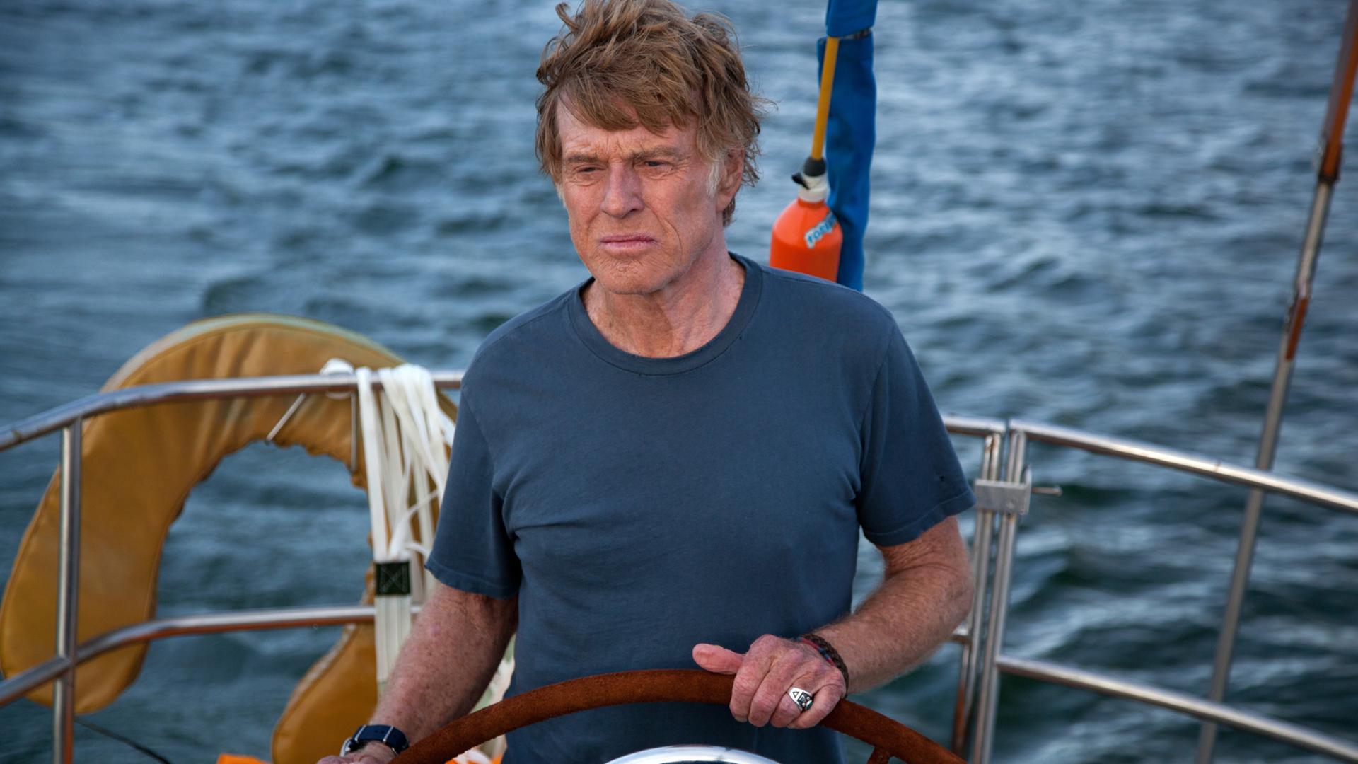 "All Is Lost": Robert Redford steht mit ernster Miene am Steuerrad.