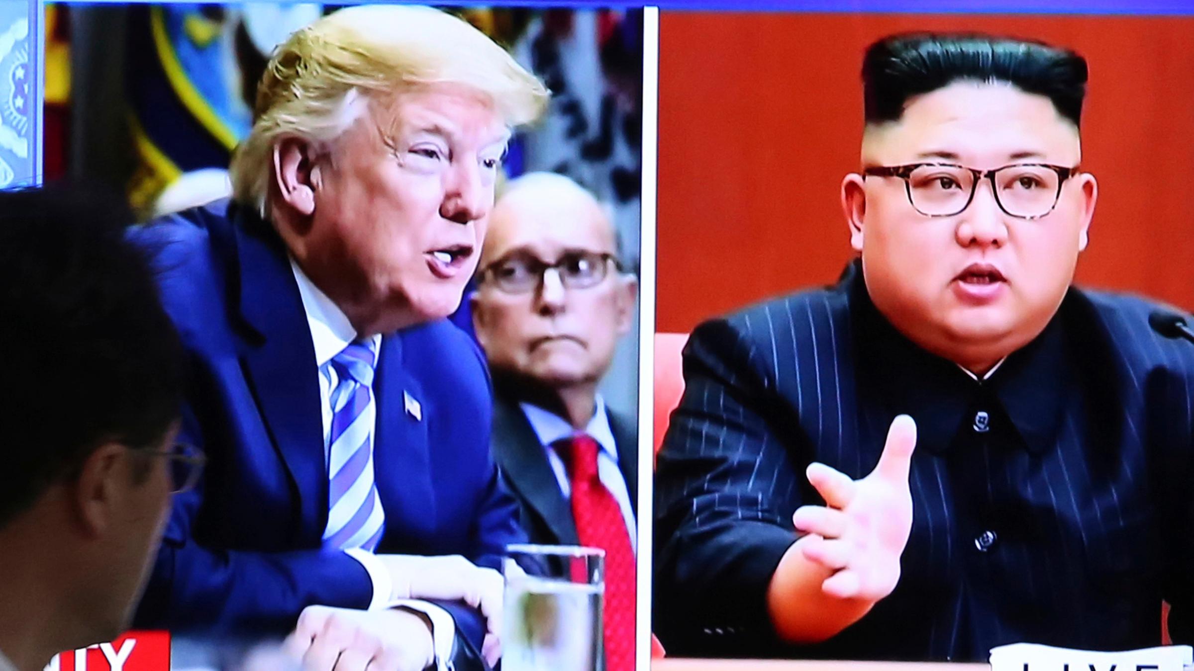 "ZDFzeit: Kim, Trump und die Bombe": Donald Trump und Kim Jong Un sind auf zwei verschiedenen Fotos in Nahaufnahme zu sehen.