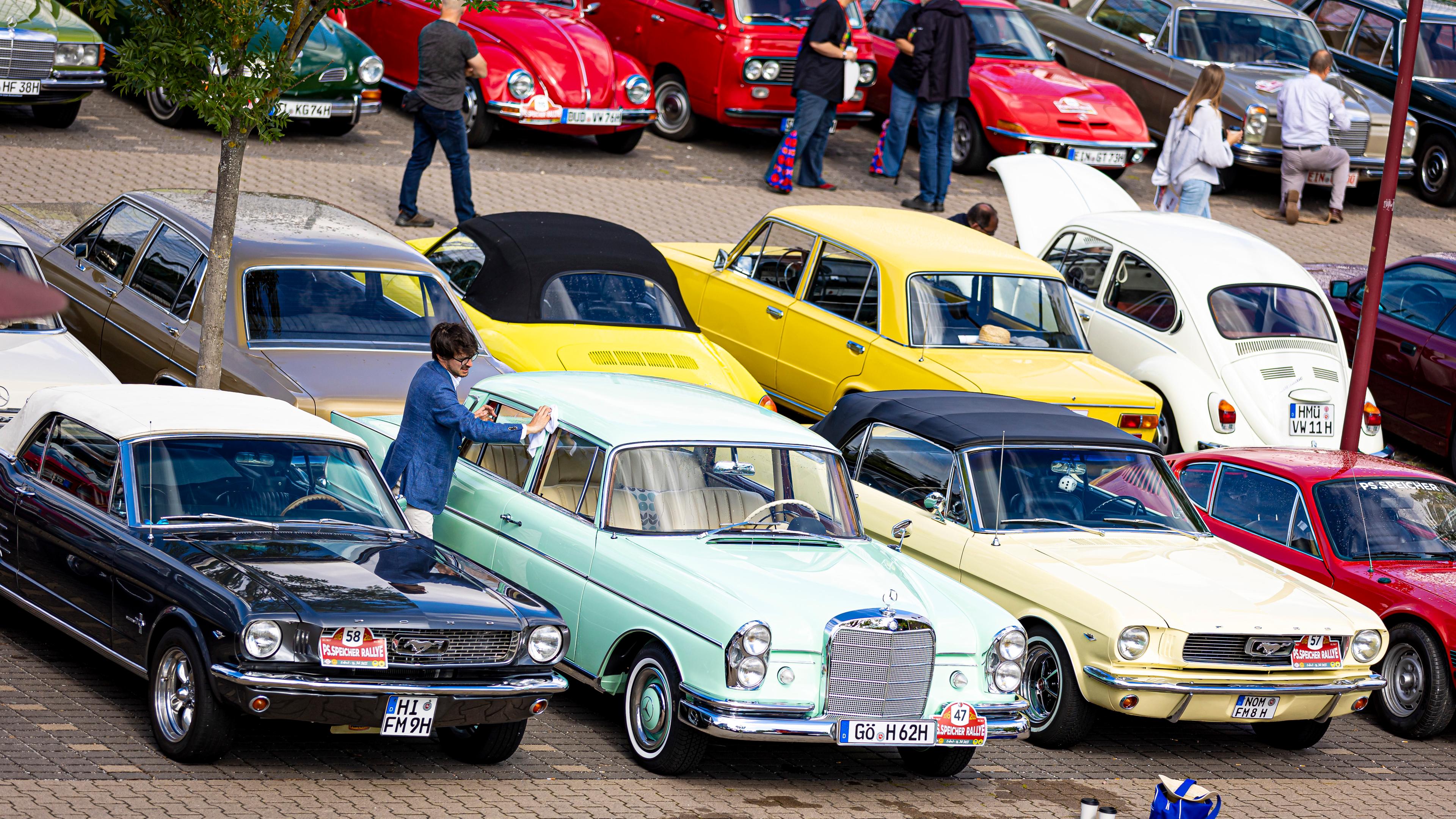 Oldtimer auf einem Parkplatz
