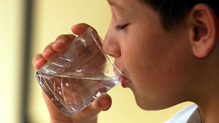 Junge trinkt Wasser