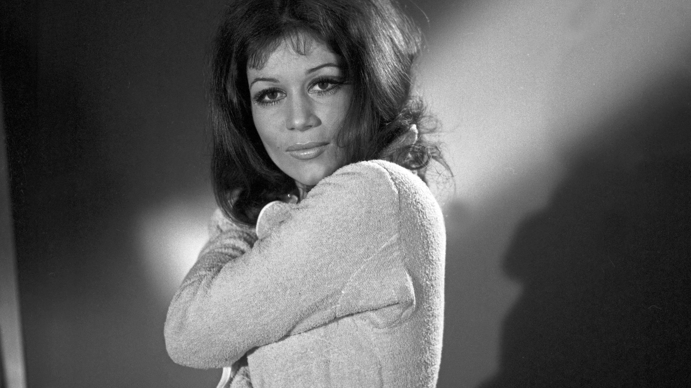 Die deutsche Schauspielerin Hannelore Elsner bei einem Shooting, Ende 1960er Jahre