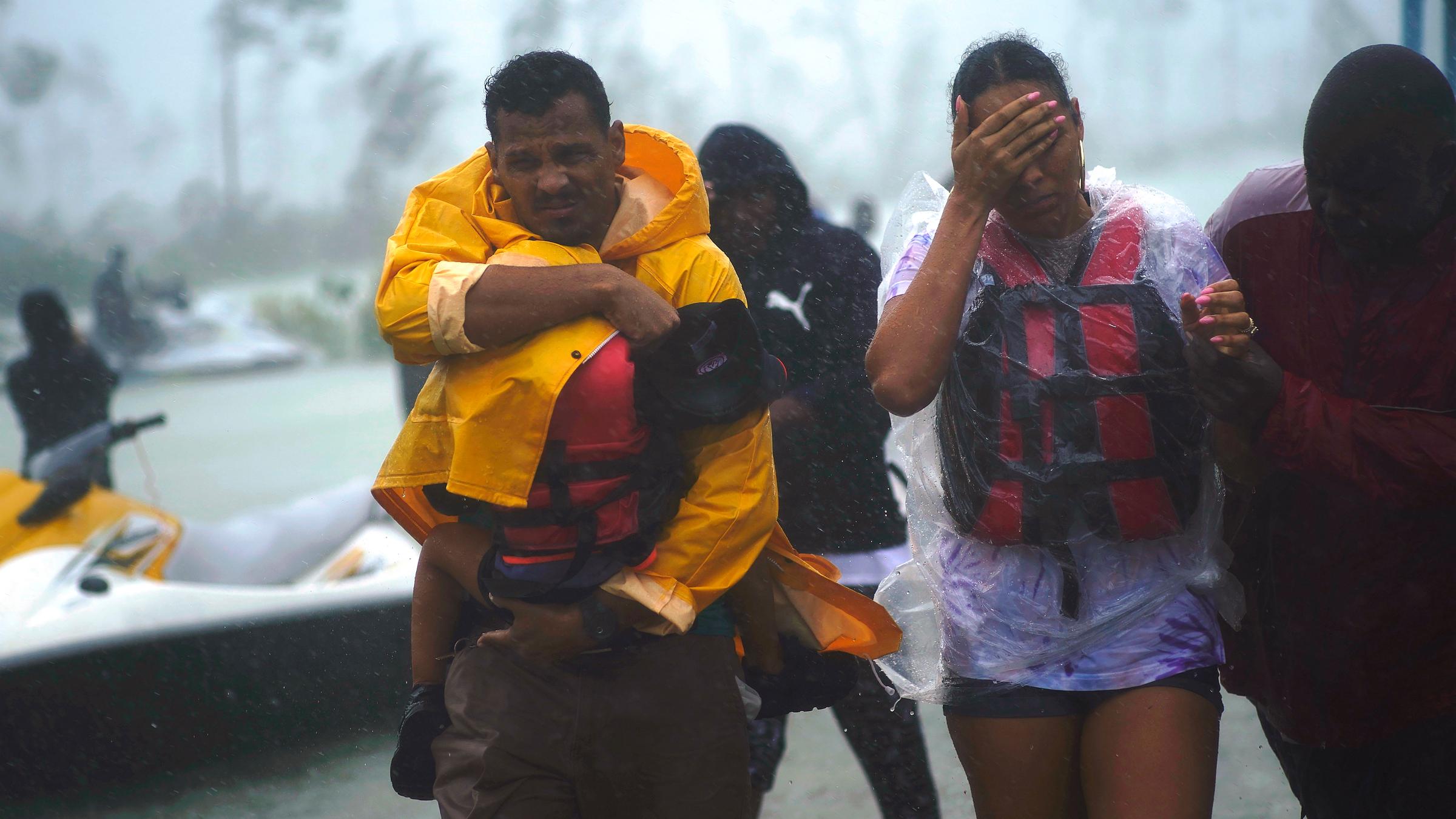 Eine Familie wird in eine sichere zone begleitet in Freeport (Bahamas), aufgenommen am 03.09.2019 