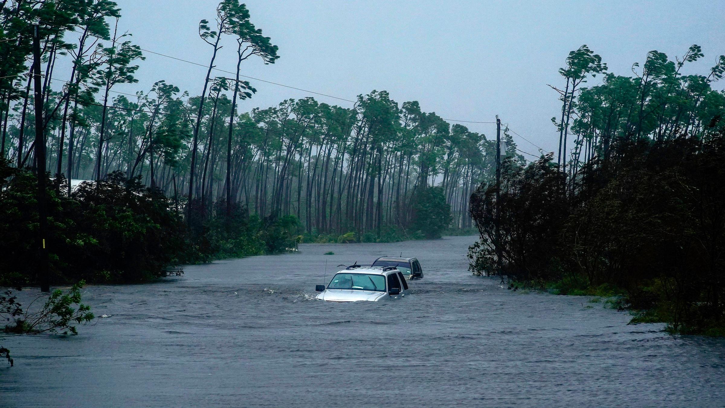 Autos schwimmen im Wasser des Hurrikans Dorian in Freeport (Bahamas), aufgenommen am 03.09.2019 