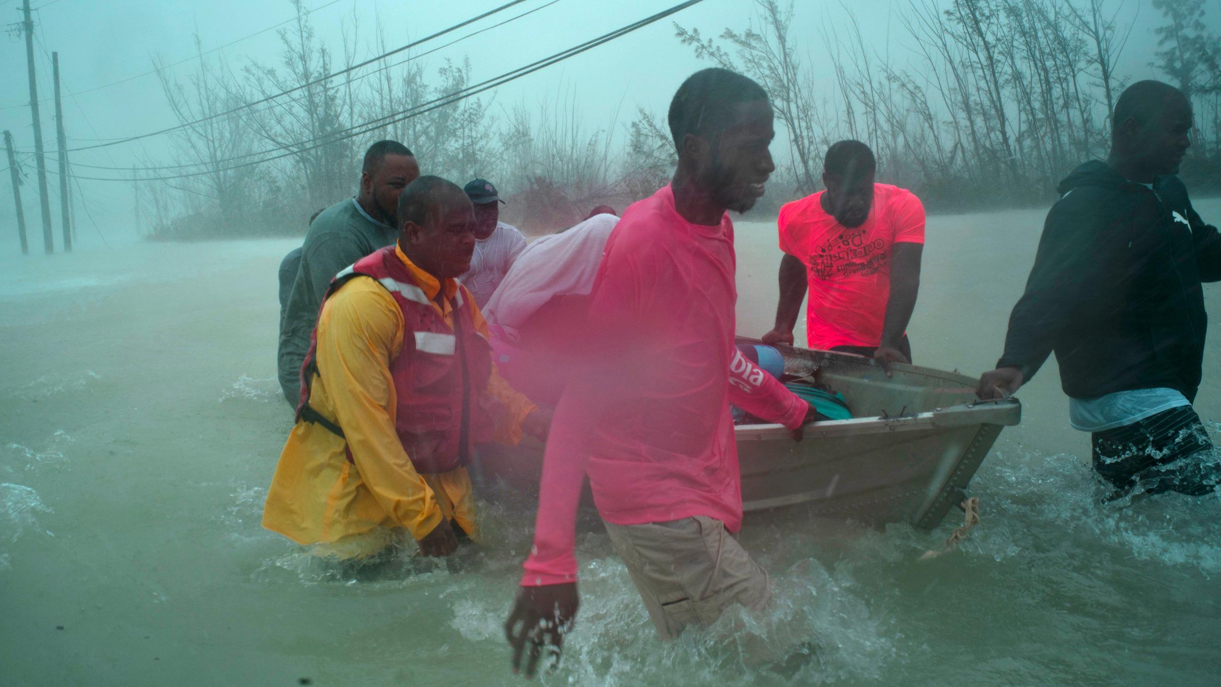 Freiwillige retten mehrere Familien aus dem steigenden Wasser, aufgenommen am 03.09.2019 in Freeport