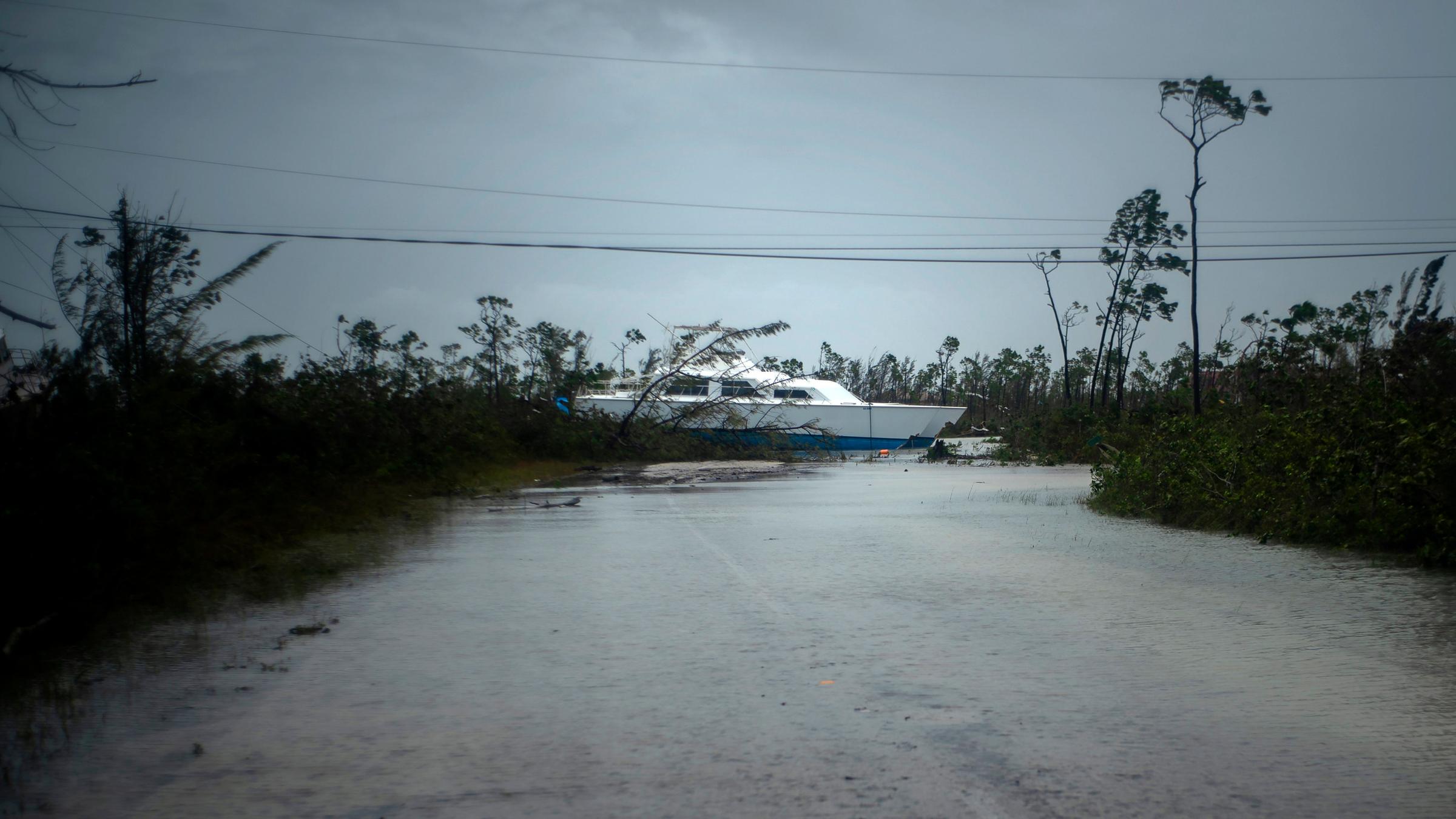 Ein Katamaran, der durch den Hurrikan an Land geworfen wurde, aufgenommen am 03.09.2019 in Freeport