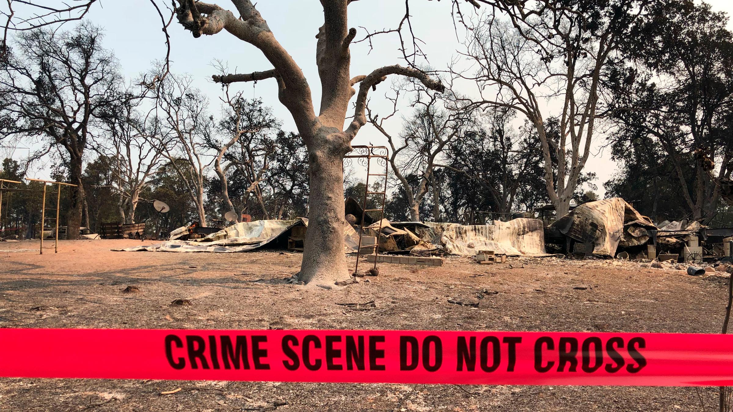 Absperrband der Polizei am 28.7.2018 vor einem Gelände, auf dem nach dem Brand mehrere Menschen tot aufgefunden wurden