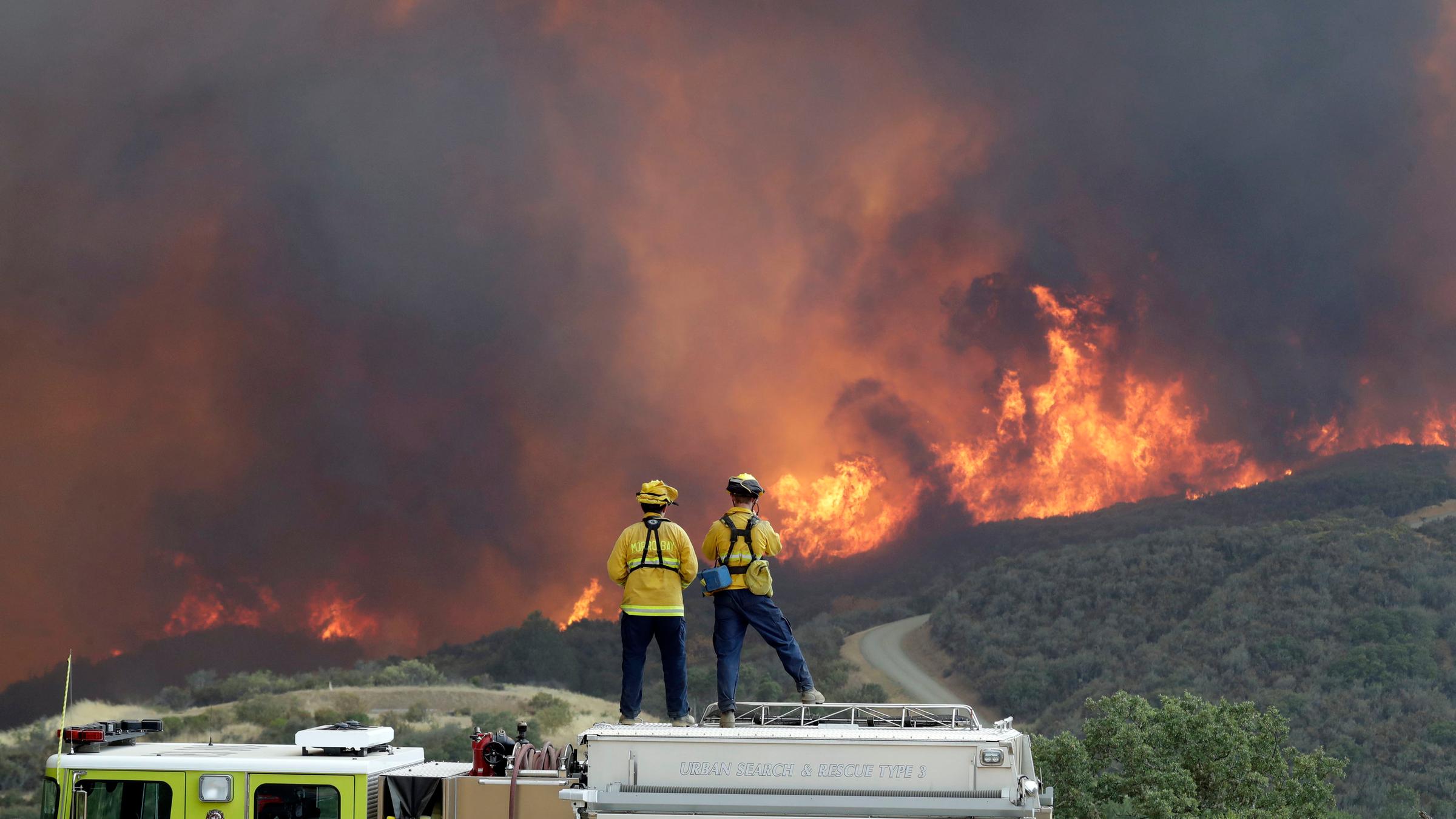 Feuerwehrleute überwachen das vorrückende Feuer in Lakeport am 31.7.2018