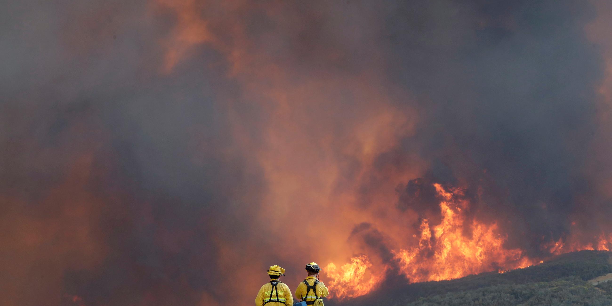Feuerwehrleute überwachen das vorrückende Feuer in Lakeport am 31.7.2018