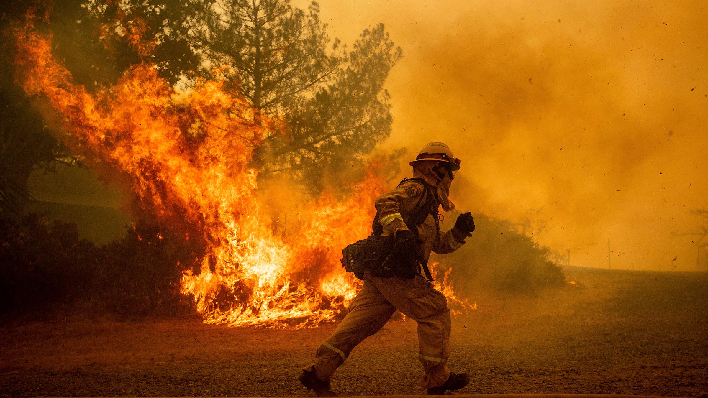 Feuerwehrmann läuft durch das Feuer in Lakeport, Kalifornien am 31.7.2018