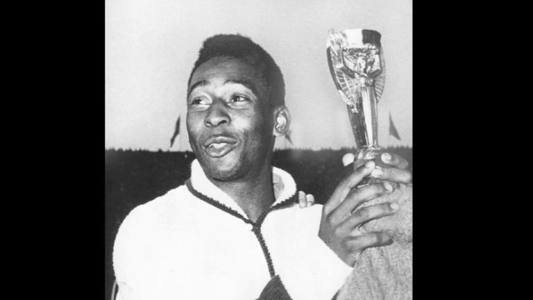 Pelé präsentiert den WM-Pokal 1962