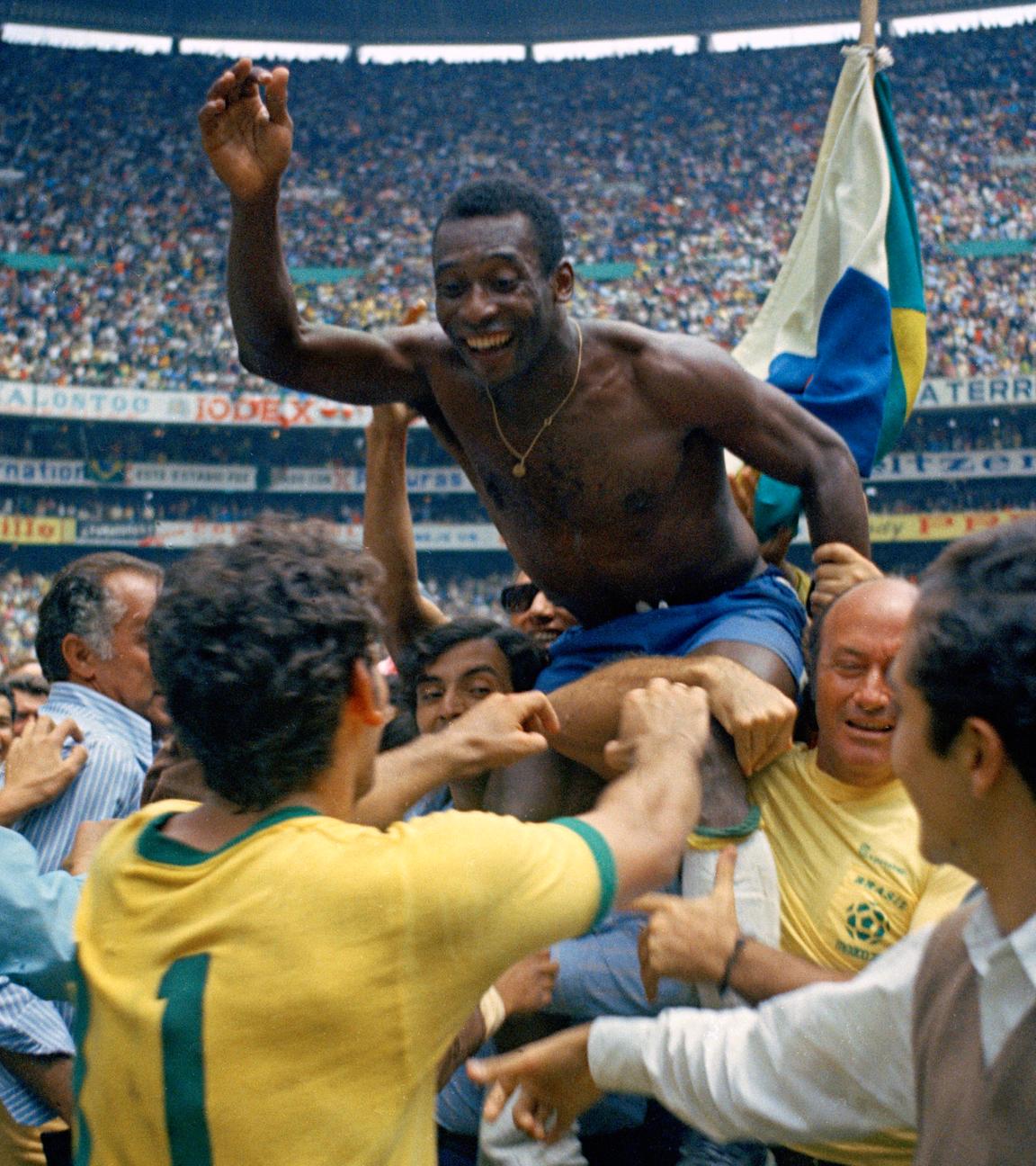 Pelé wird nach dem WM-Finale 1970 auf Händen getragen.