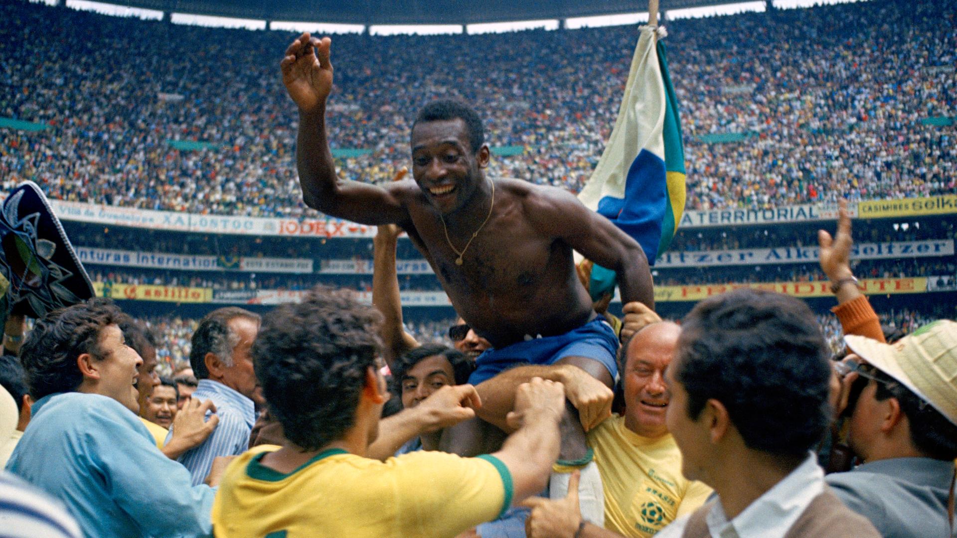 Pelé wird nach dem WM-Finale 1970 auf Händen getragen.