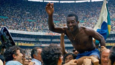 Pelé wird nach dem WM-Finale 1970 auf Händen getragen.