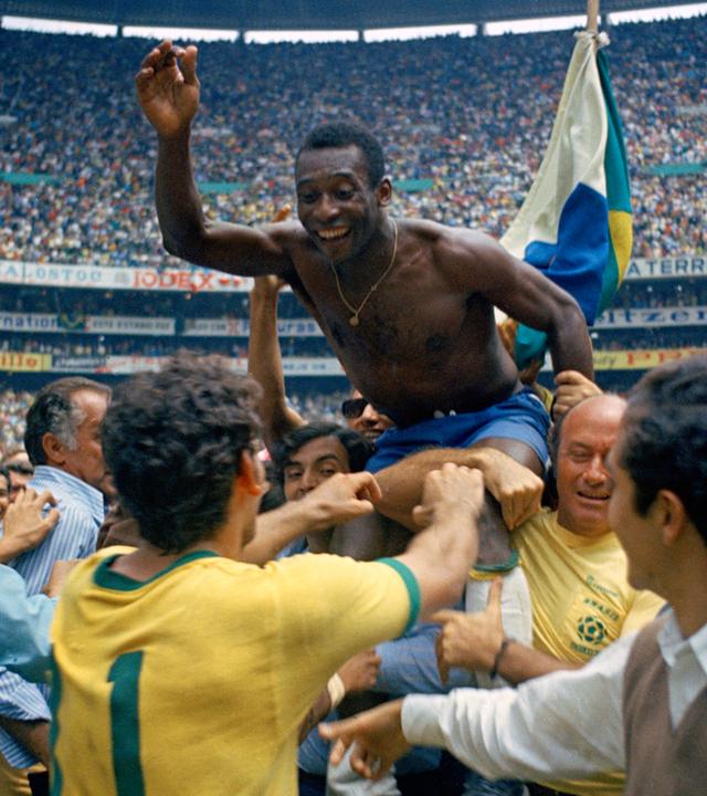 Pelé wird nach dem WM-Finale 1970 auf Händen getragen.