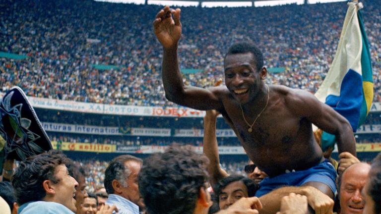 Pelé wird nach dem WM-Finale 1970 auf Händen getragen.