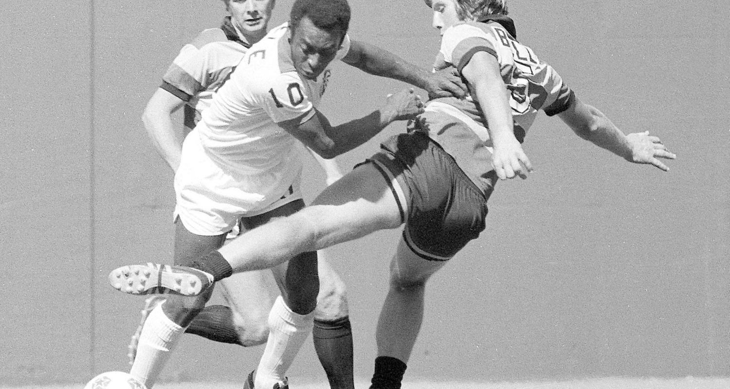 Pelé umspielt im Trikot von New York Cosmos zwei Gegenspieler
