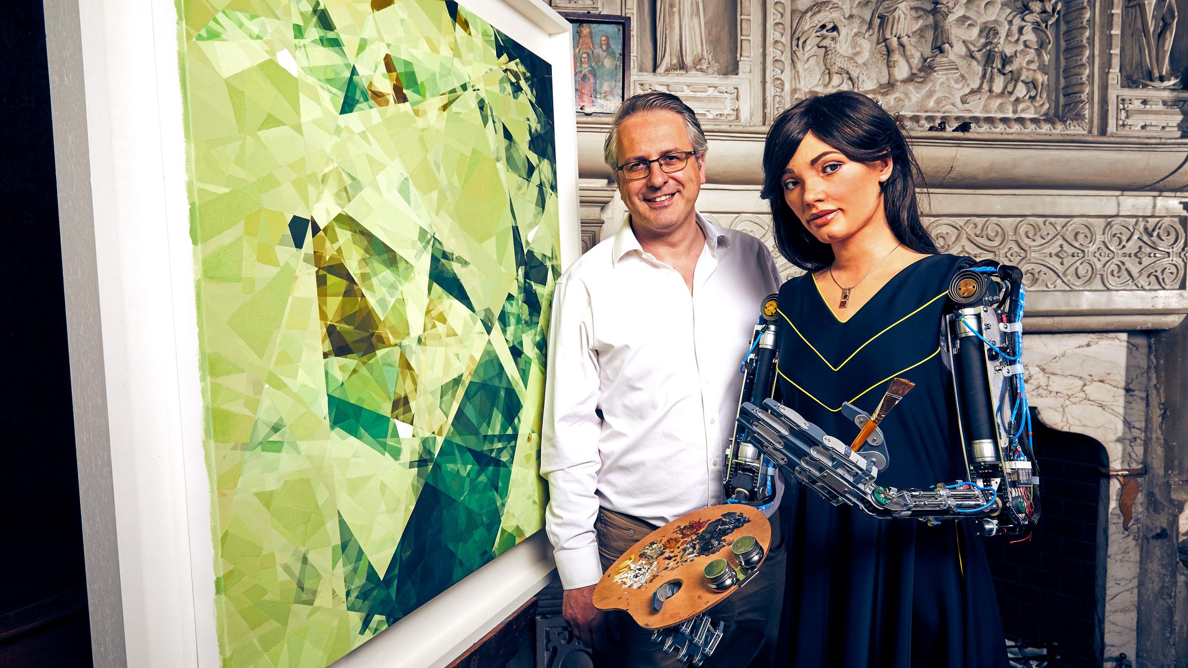 Aidan Meller und Ai-Da Roboter vor ein Gemälde, aufgenommen am 12.06.2019