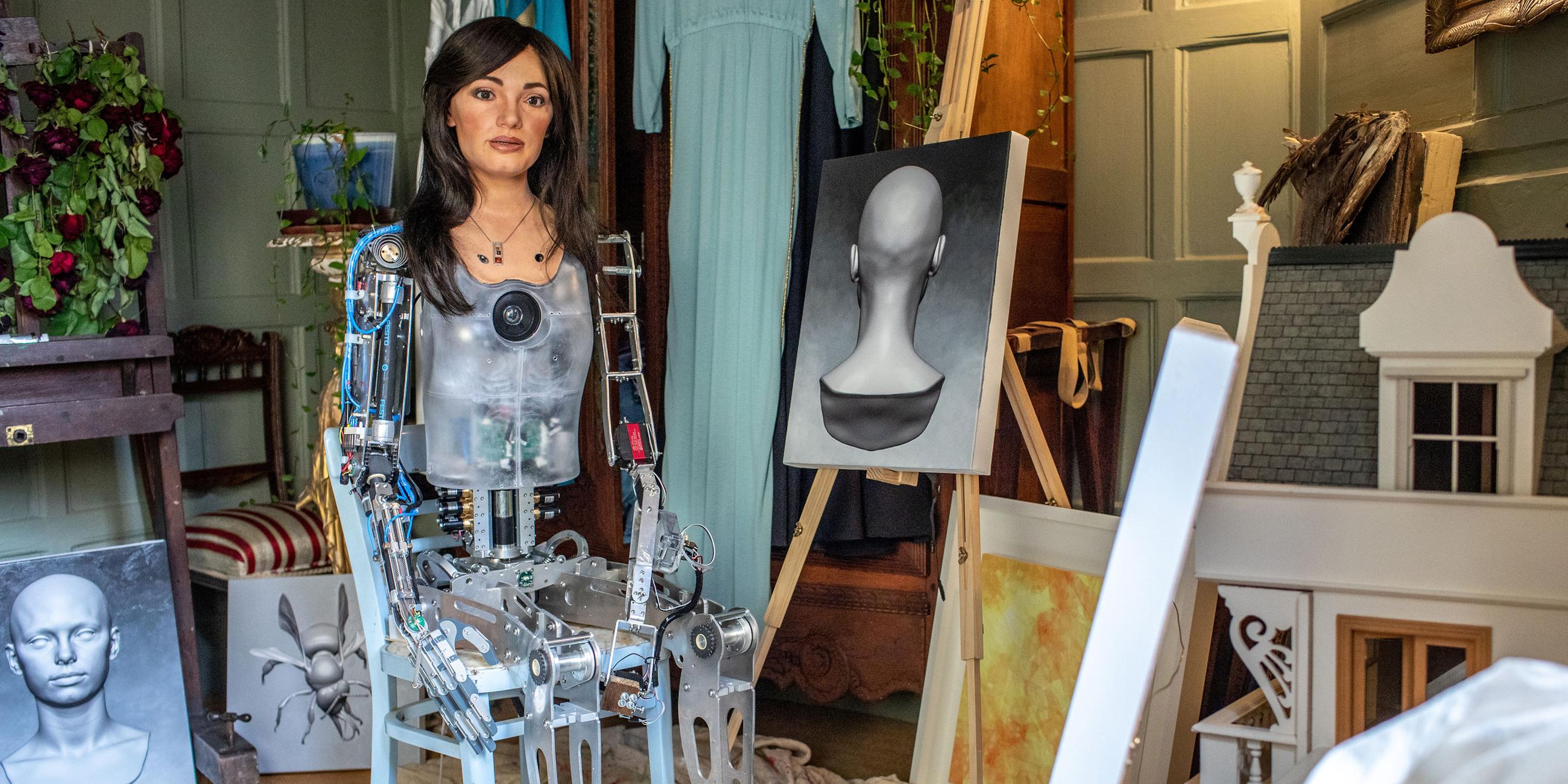 Roboterin Ai-Da mit ihre Werke, aufgenommen am 12.06.2019
