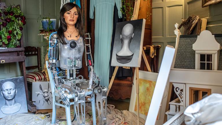 Roboterin Ai-Da mit ihre Werke, aufgenommen am 12.06.2019