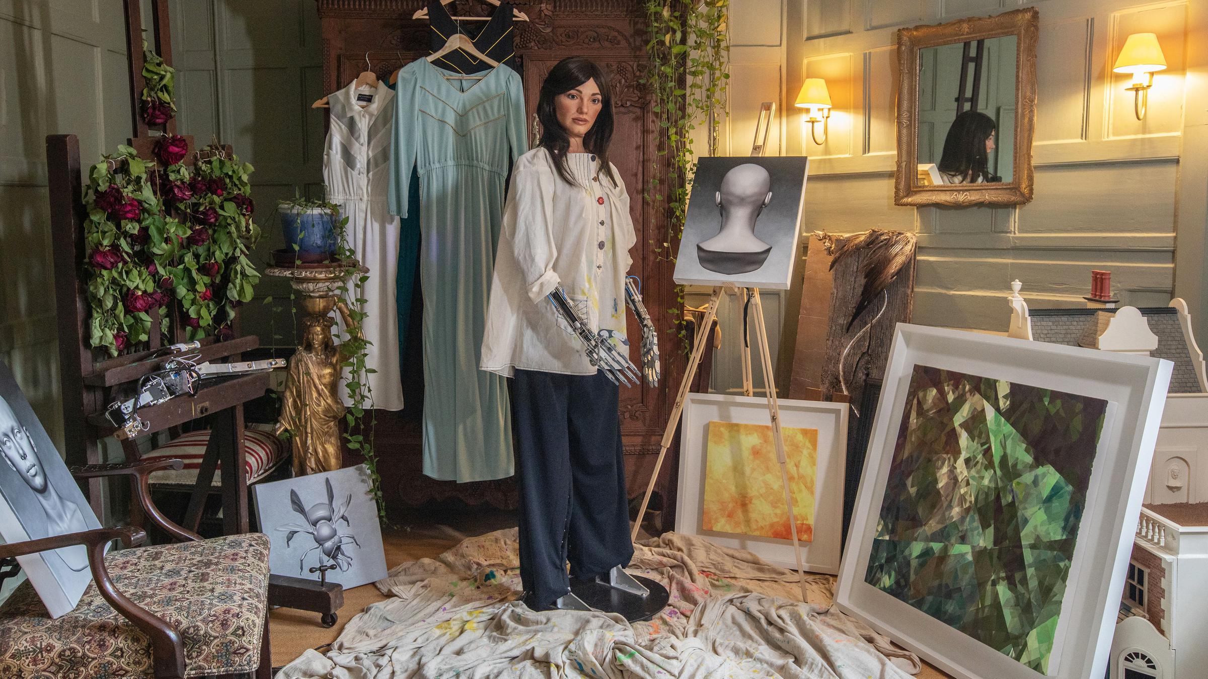 Roboterin Ai-Da mit ihre Werke, aufgenommen am 12.06.2019