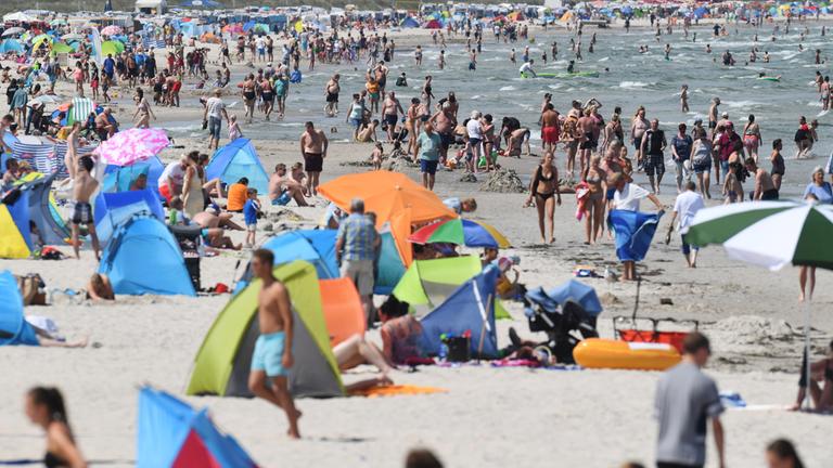 Urlauber geniessen das Sommerliche Wetter am Ostseestrand der Insel Rügen am 25.06.2019