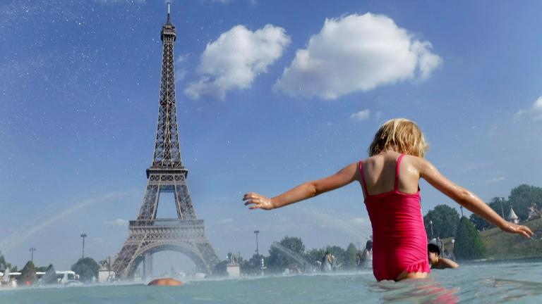 Ein Mädchen kühlt sich im Brunnen des Jardin du Trocadéro ab am 26.06.2019 in Paris (Frankreich)