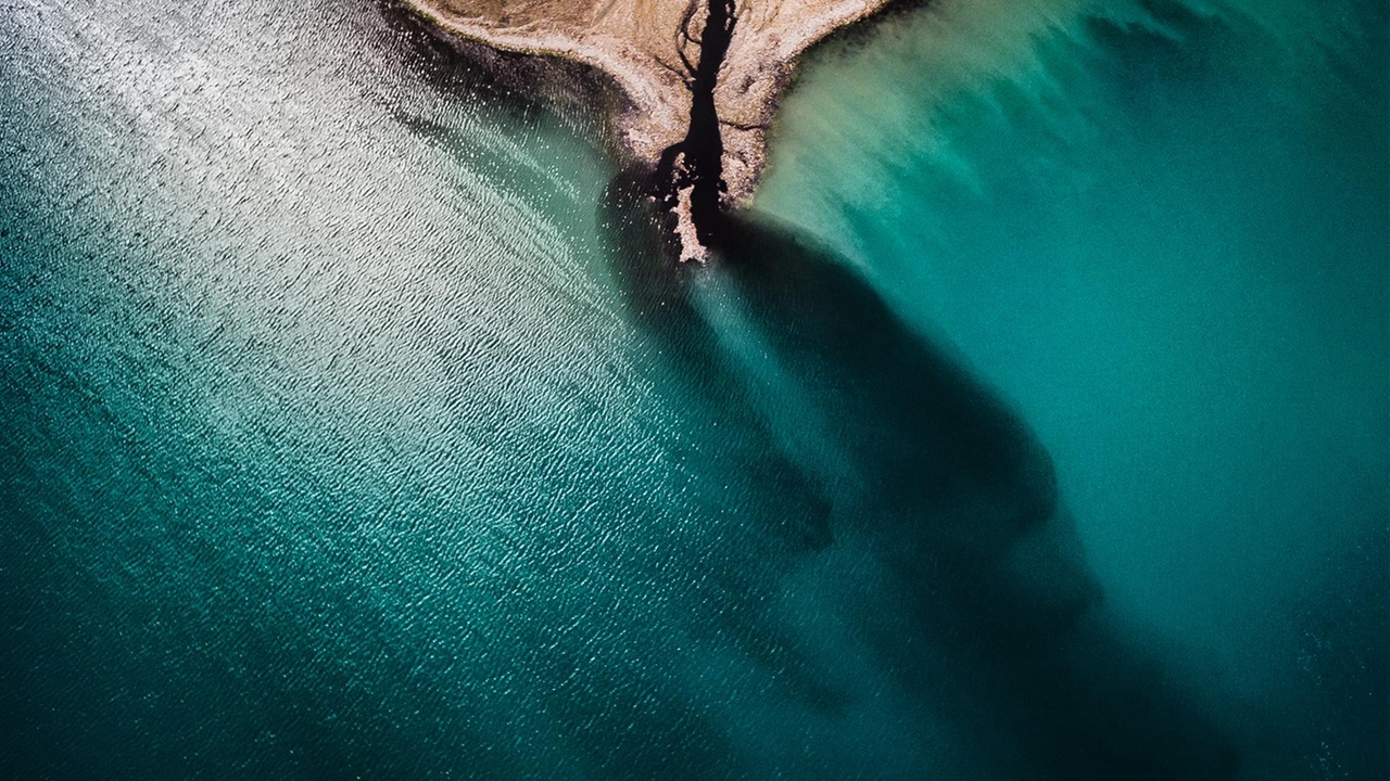 Ein schwarzer Strom aus Plastikabfällen und Fäkalien bahnt sich seinen Weg in das Meer der Karibik