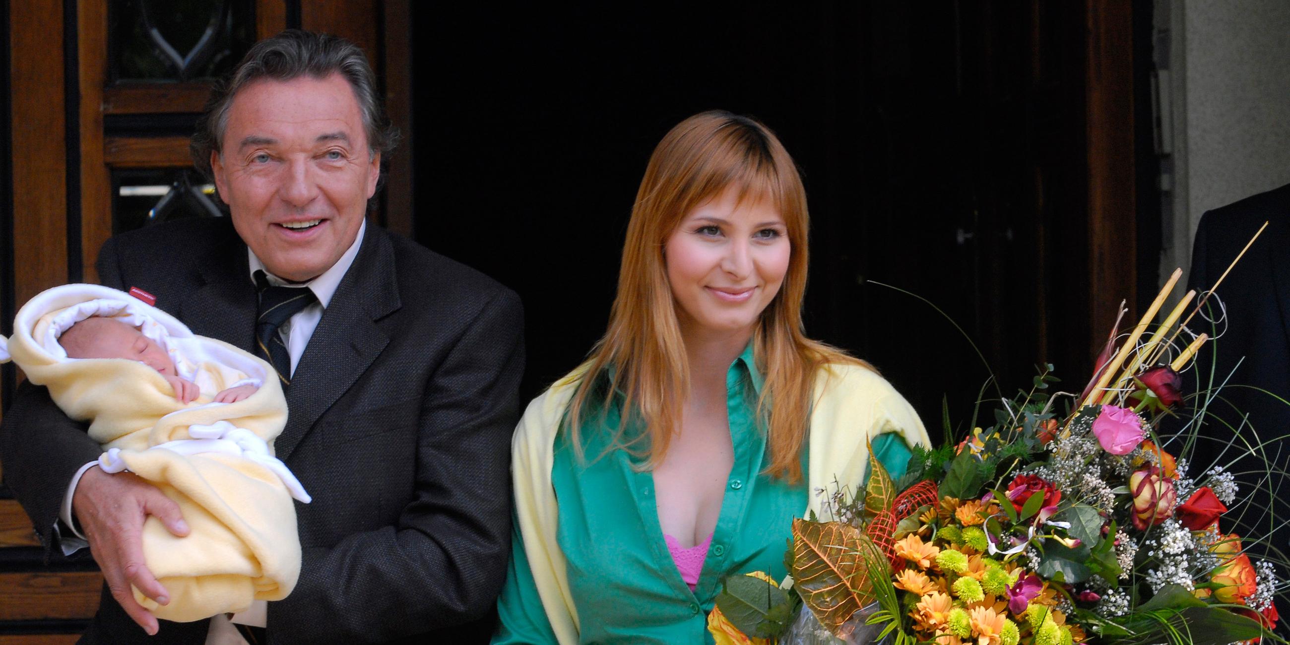 Karel Gott verlässt am 6. Mai 2006 mit seiner neugeborenen Tochter Charlotte Ella und ihrer Mutter Ivana (r.) das Krankenhaus