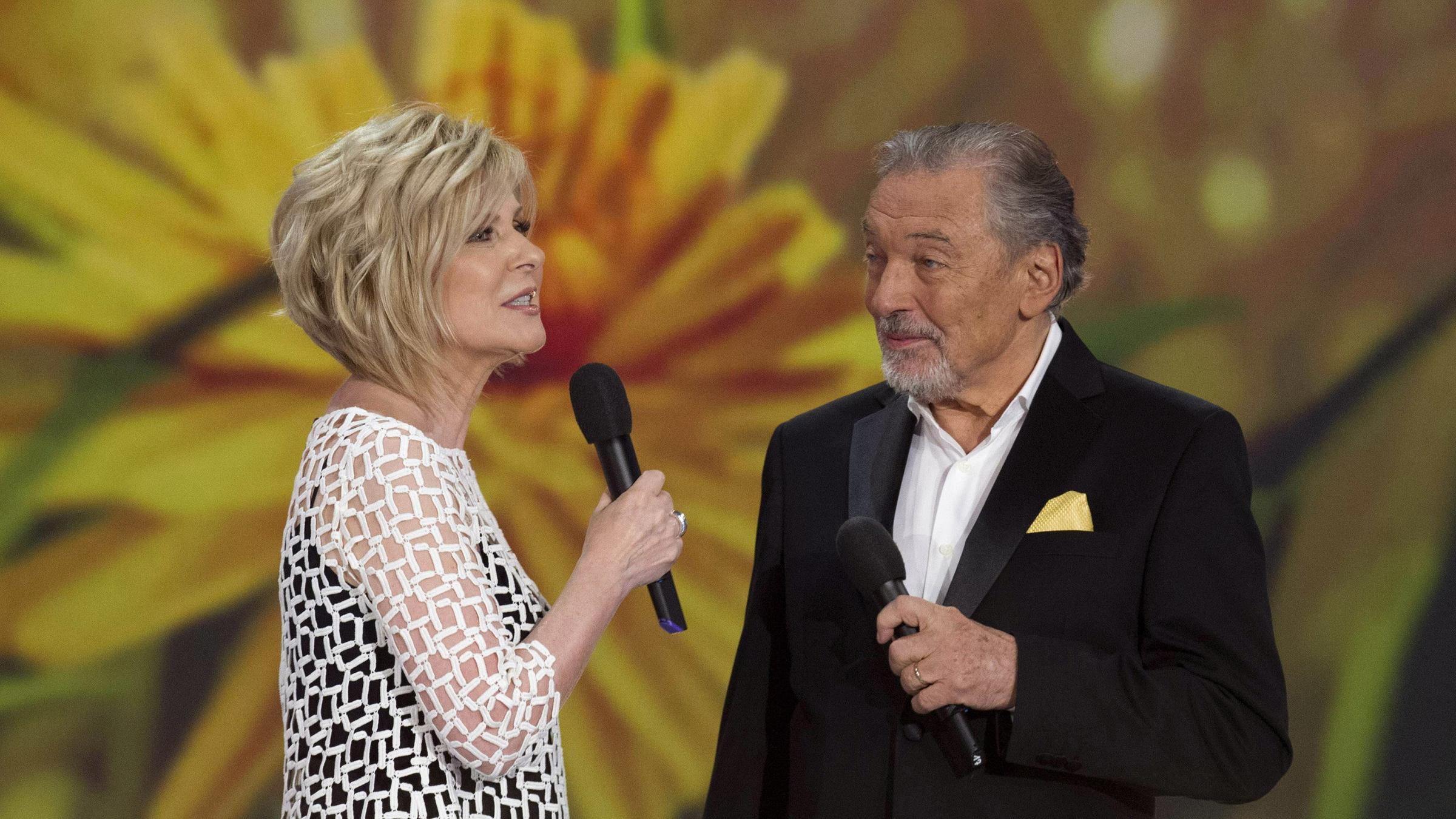 Karel Gott (r.) mit Carmen Nebel am 20. Mai 2017 in der ZDF-Sendung "Willkommen bei Carmen Nebel"