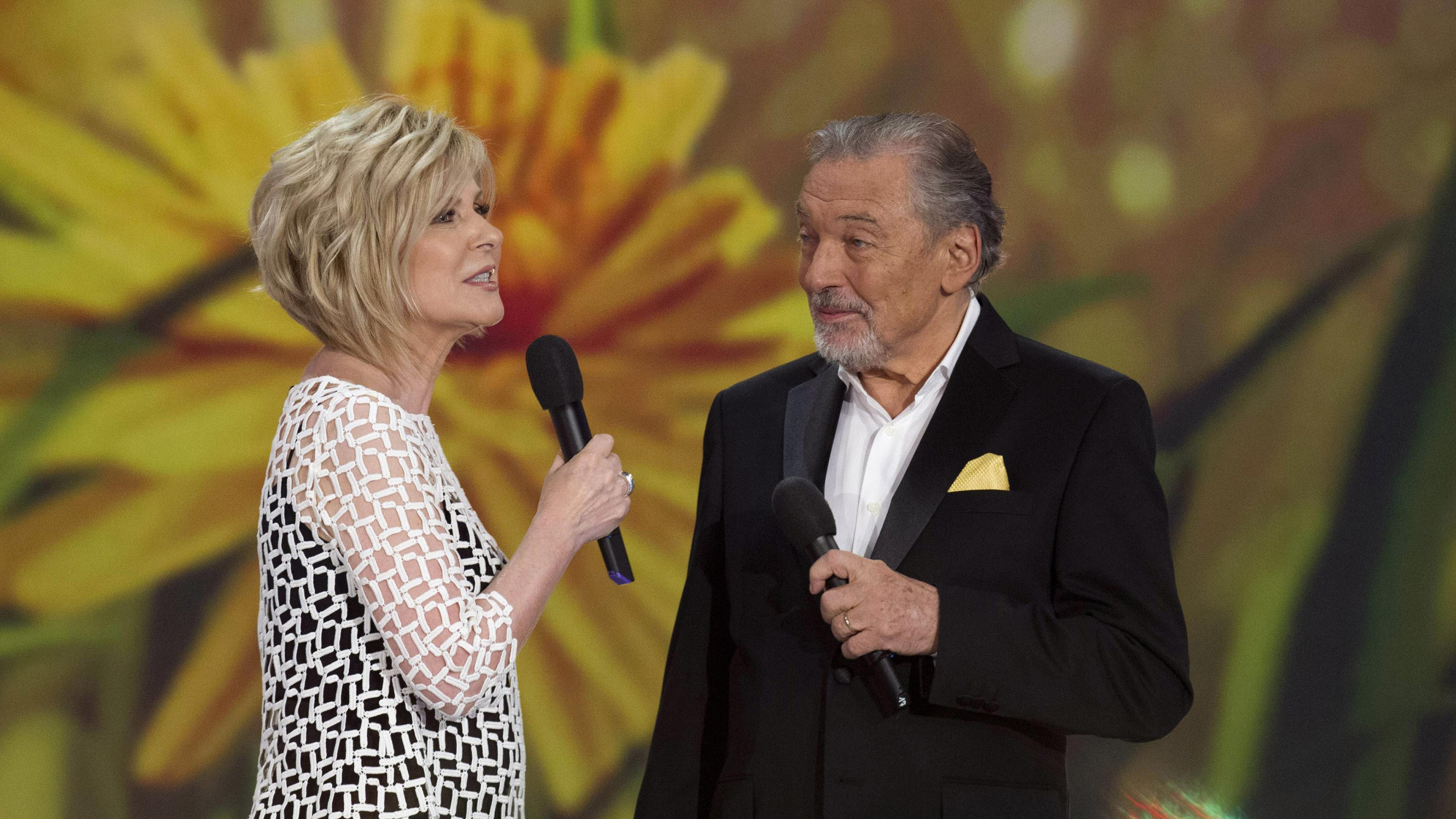 Karel Gott (r.) mit Carmen Nebel am 20. Mai 2017 in der ZDF-Sendung "Willkommen bei Carmen Nebel"