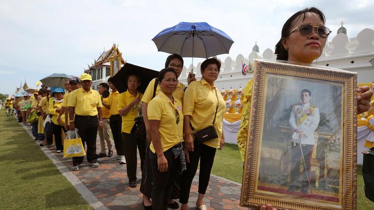 Gratulanten warten vor dem Großen Palast in Bangkok