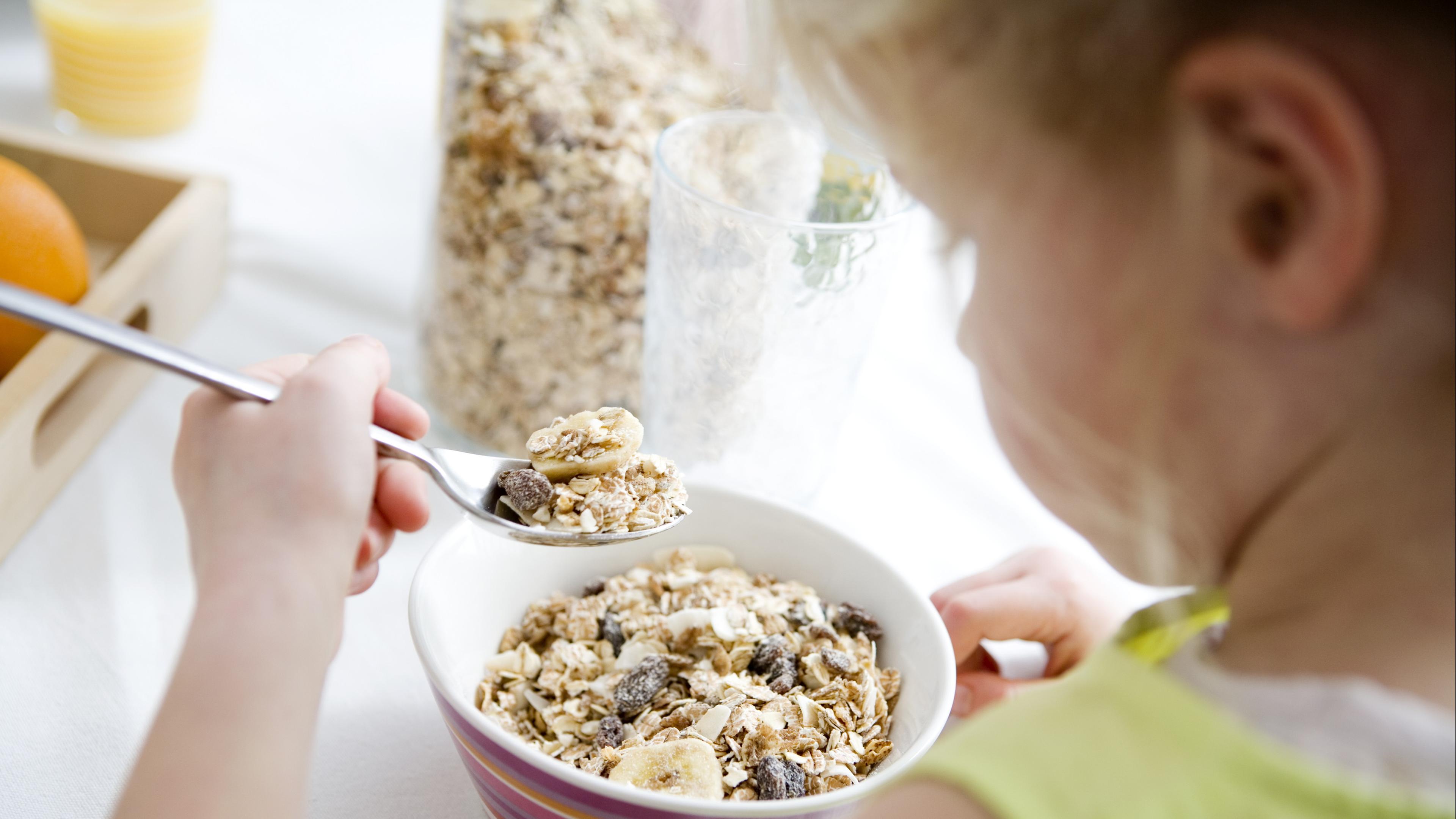 Mädchen isst Müsli