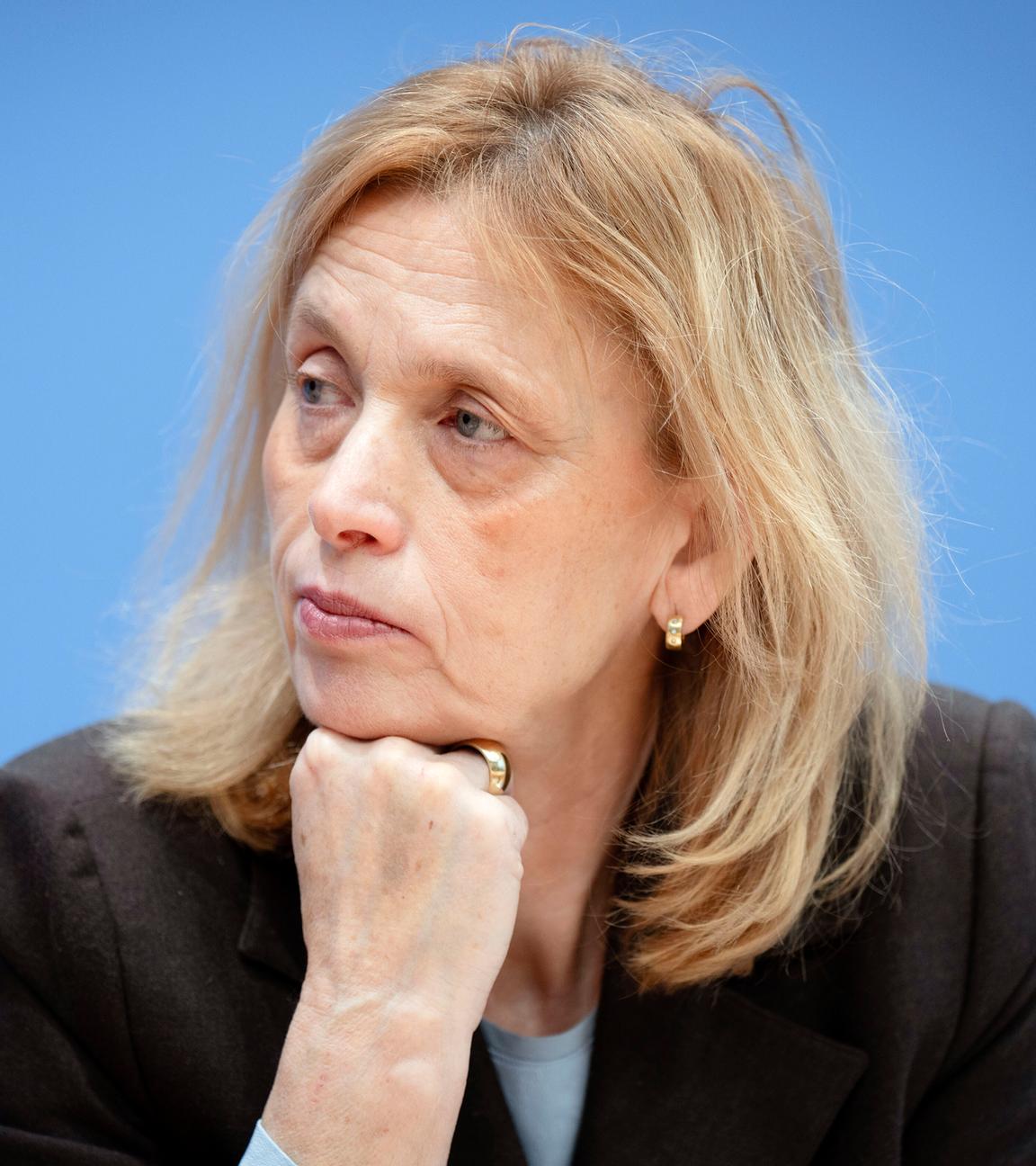 Karin Prien bei der Bundespressekonferenz Vorstellung der Dunkelfeldstudie zur Gewaltbetroffenheit in Deutschland