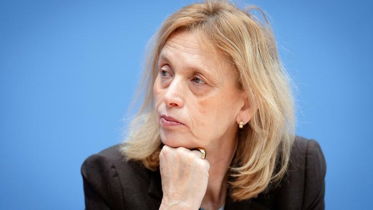 Karin Prien bei der Bundespressekonferenz Vorstellung der Dunkelfeldstudie zur Gewaltbetroffenheit in Deutschland