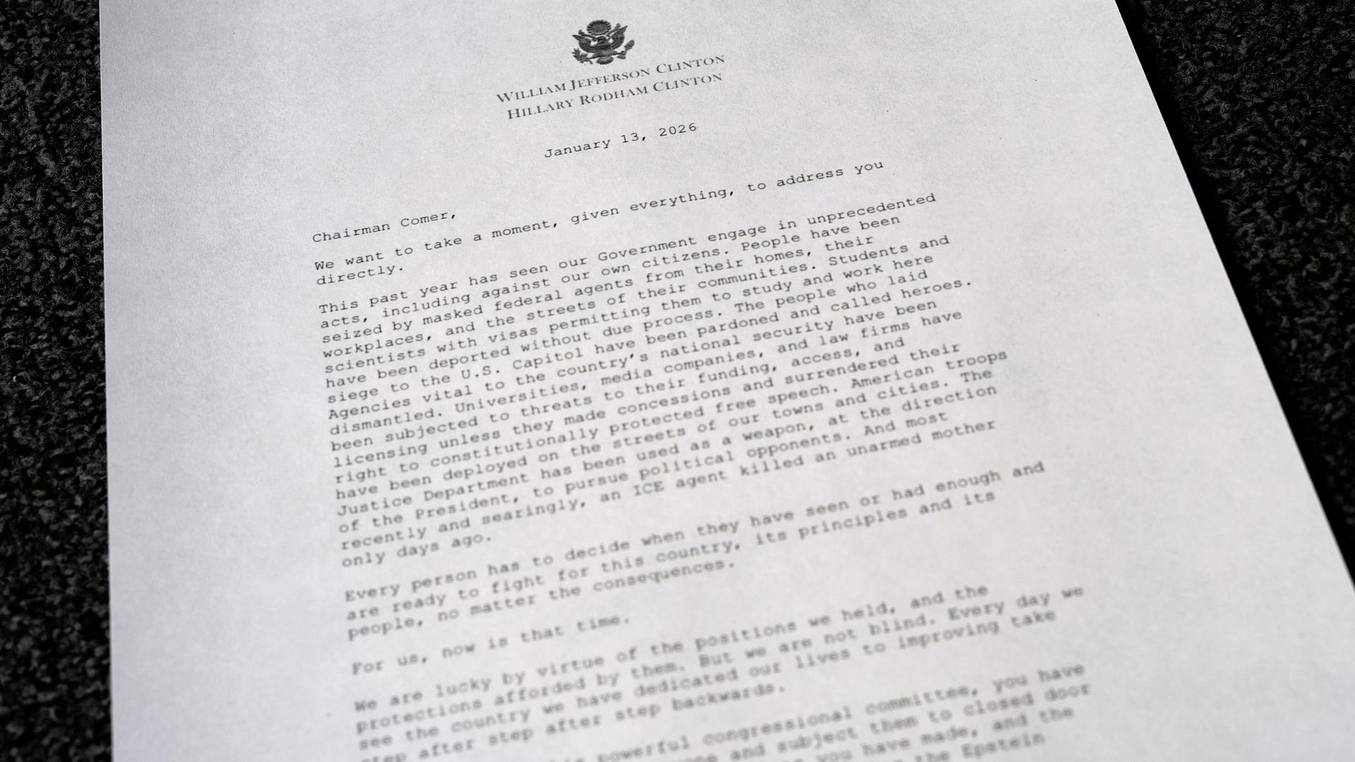 Bill und Hillary Clinton schrieben einen langen Brief an den Abgeordneten James R. Comer aus Kentucky, den republikanischen Vorsitzenden des Aufsichtsausschusses, in dem sie sich weigerten, vor dem Kongress auszusagen.