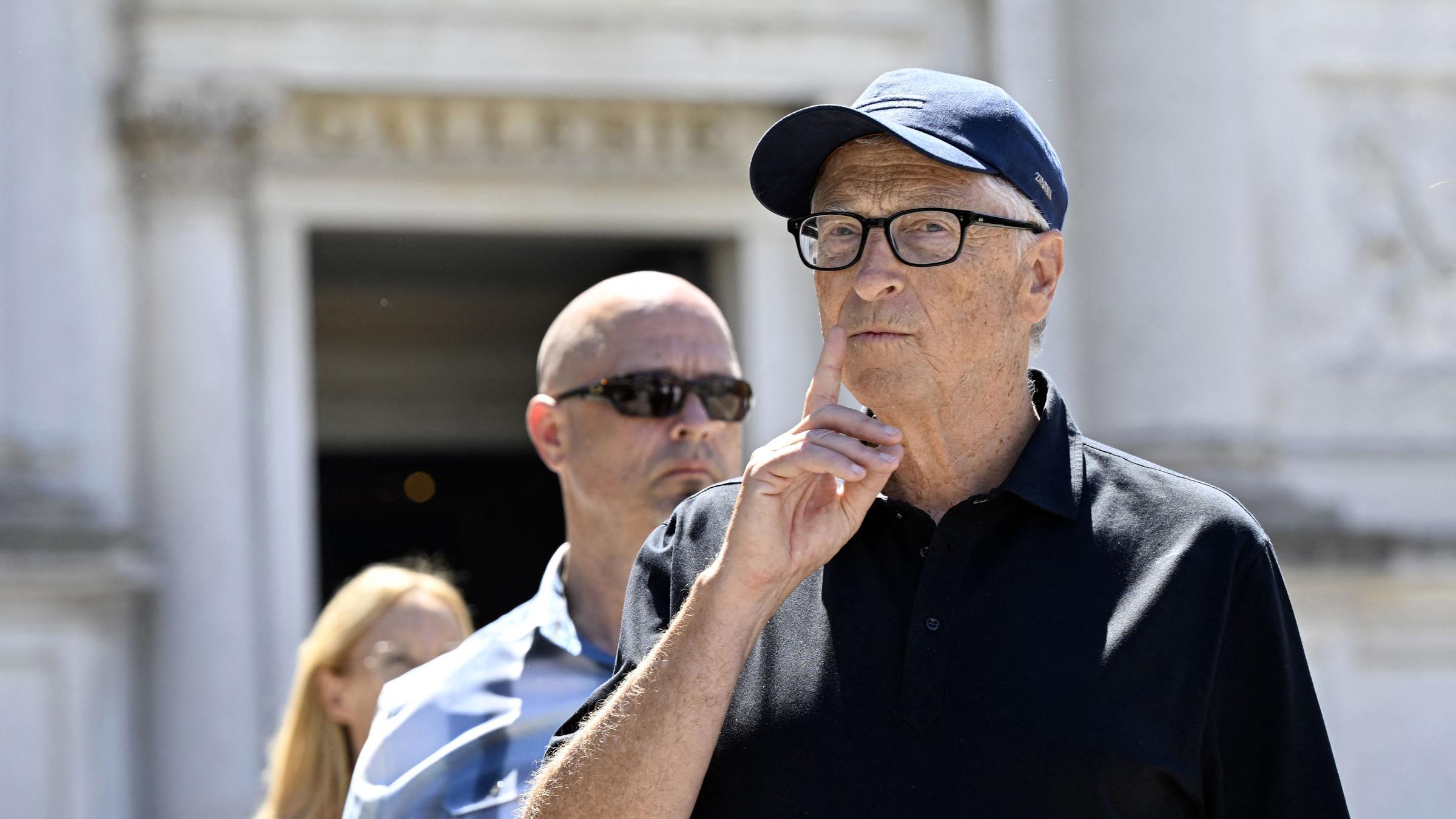 Bill Gates verlässt die Gallerie dell'Accademia