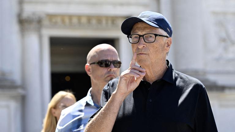 Bill Gates verlässt die Gallerie dell'Accademia