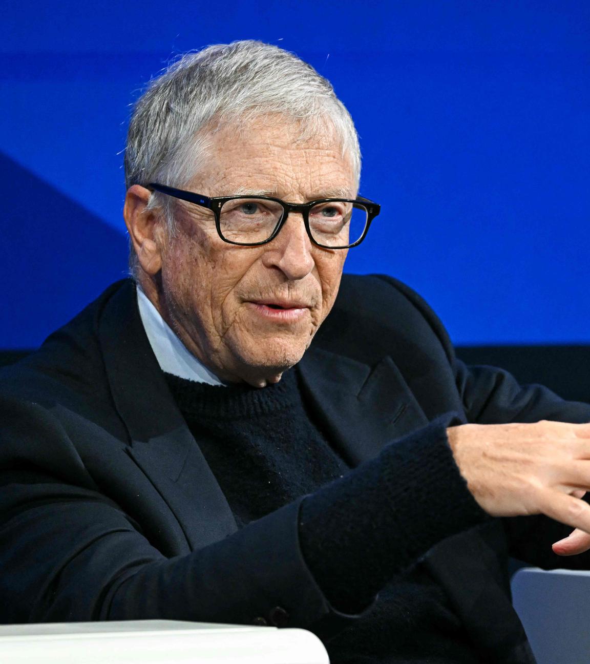 Der Microsoft-Mitbegründer Bill Gates gestikuliert, während er auf dem Weltwirtschaftsforum spricht.