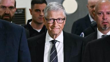 Microsoft-Mitbegründer Bill Gates (Mitte) trifft am 10. Juni 2026 auf dem Capitol Hill in Washington, D.C., zu einer nicht-öffentlichen Befragung durch den Aufsichtsausschuss des Repräsentantenhauses ein.