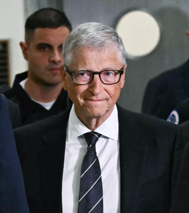 Microsoft-Mitbegründer Bill Gates (Mitte) trifft am 10. Juni 2026 auf dem Capitol Hill in Washington, D.C., zu einer nicht-öffentlichen Befragung durch den Aufsichtsausschuss des Repräsentantenhauses ein.