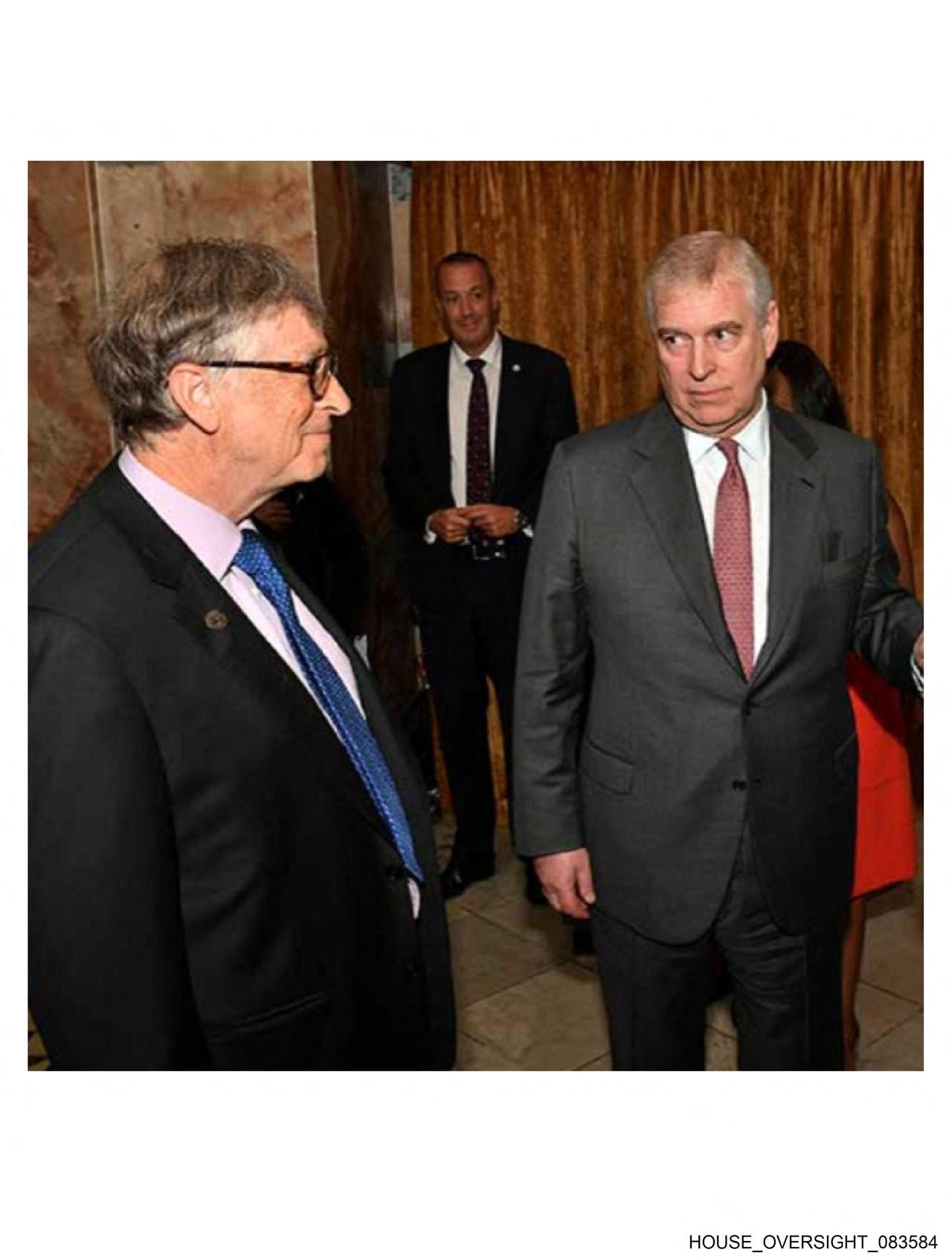 Bill Gates und Prinz Andrew auf einem Bild im Rahmen der Epstein-Ermittlungen.