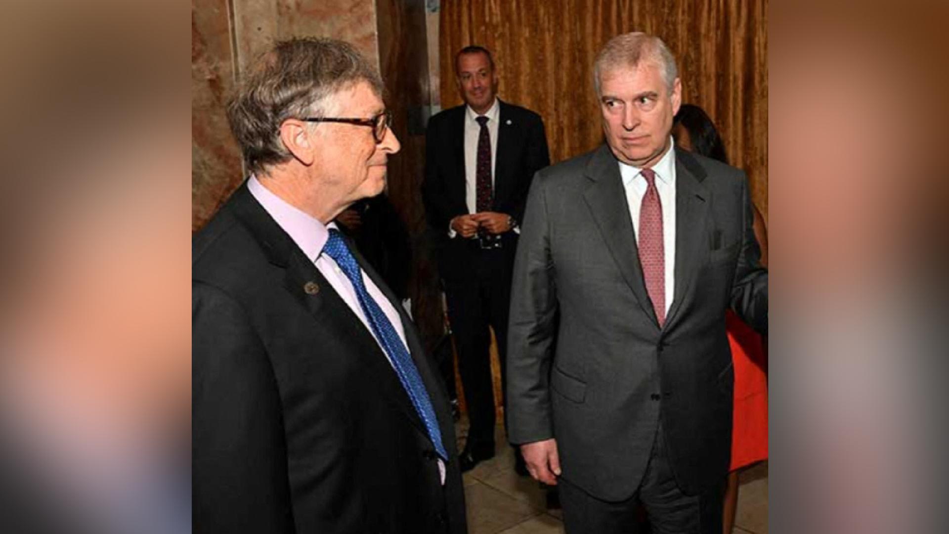 Bill Gates und Prinz Andrew auf einem Bild im Rahmen der Epstein-Ermittlungen.