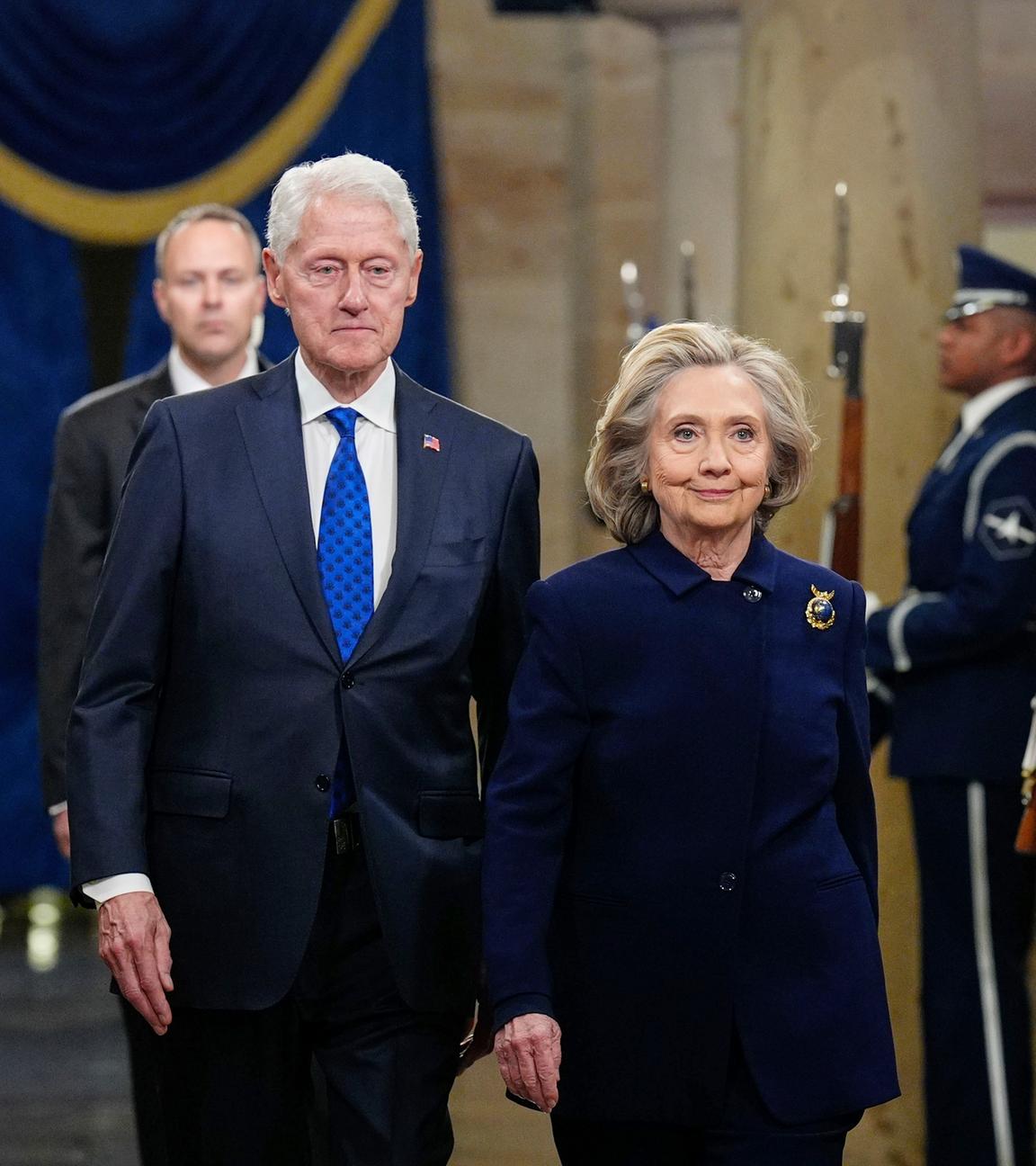 Der ehemalige Präsident Bill Clinton und die ehemalige Außenministerin Hillary Clinton vor der Amtseinführung des Präsidenten am 20.01.2025 in Washington, D.C.