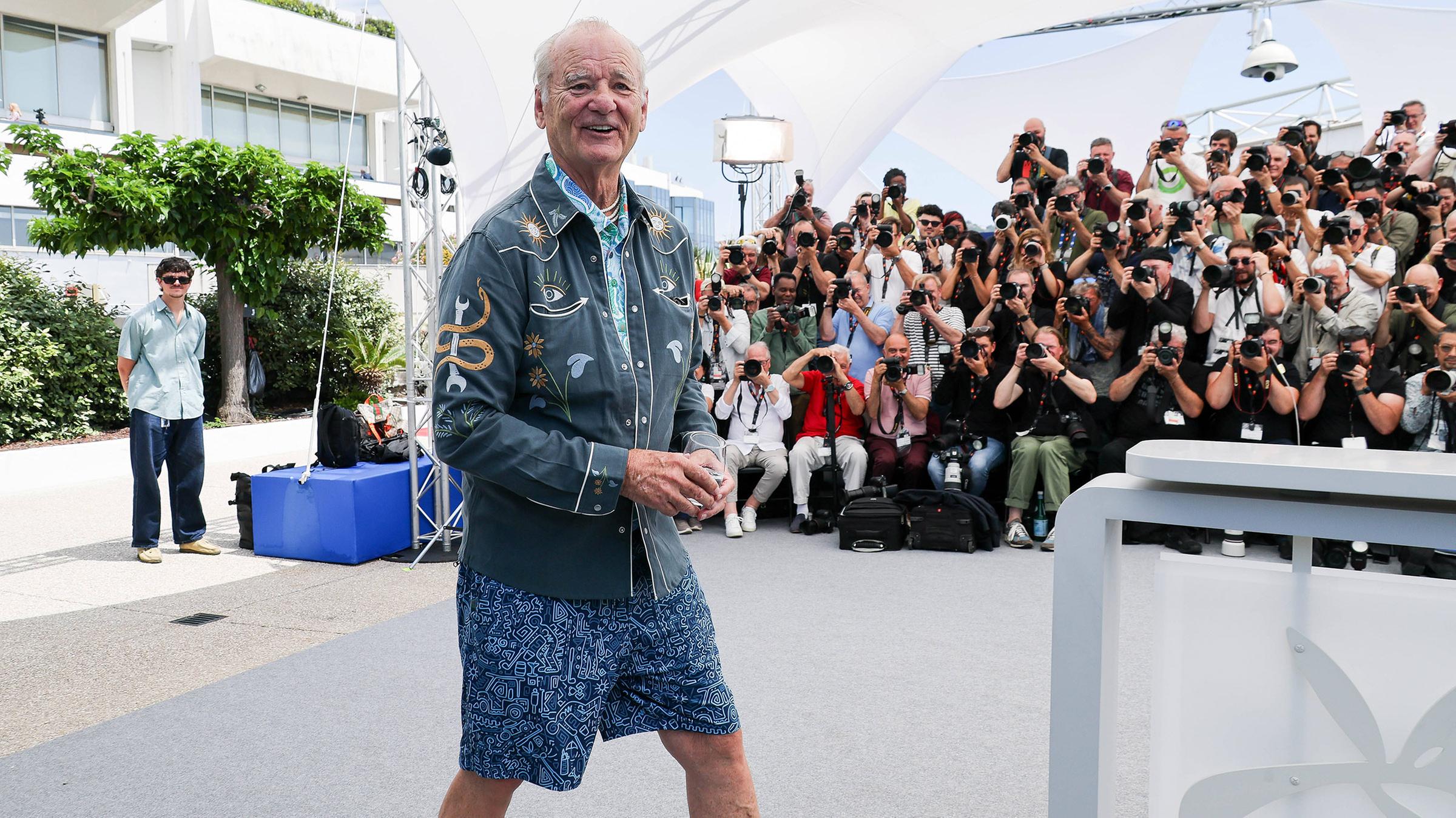 Bill Murray setzt an der Côte d’Azur lieber auf kurze Hosen und Sneaker als auf Glamour, zumindest tagsüber. Beim Fototermin zu seinem neuen Film posierte er im Wohlfühl-Outfit.
