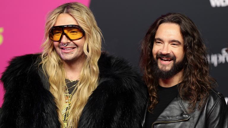 Bill und Tom Kaulitz posieren bei einem Event.