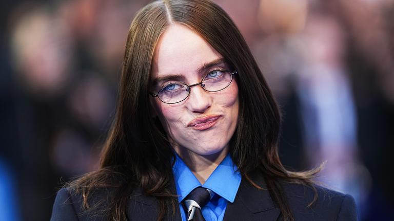  Billie Eilish posiert für Fotografen bei ihrer Ankunft bei der Vorführung des Films "Hit Me Hard and Soft: The Tour" in London.